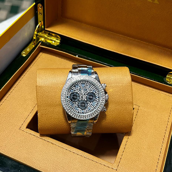 Vibepage Diamond Pavé Black Dial Two-Tone Luxury Edition – Iced-Out Statement Watch